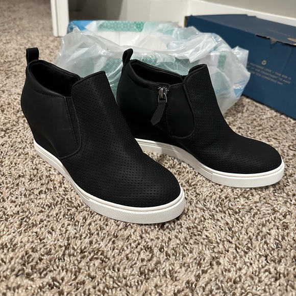 Susina Shoes - Brand new black wedge shoes